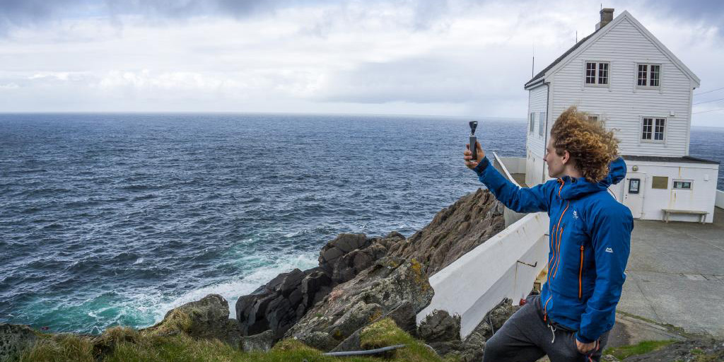 Andreas Okholm travelled to Norway and stopped by Kråkenesfyr in Norway. According to a local shop owner, this would be the windiest place in Scandinavia. It was 12.6m/s and 15.4 m/s in the gust this day. Photo: Vaavud