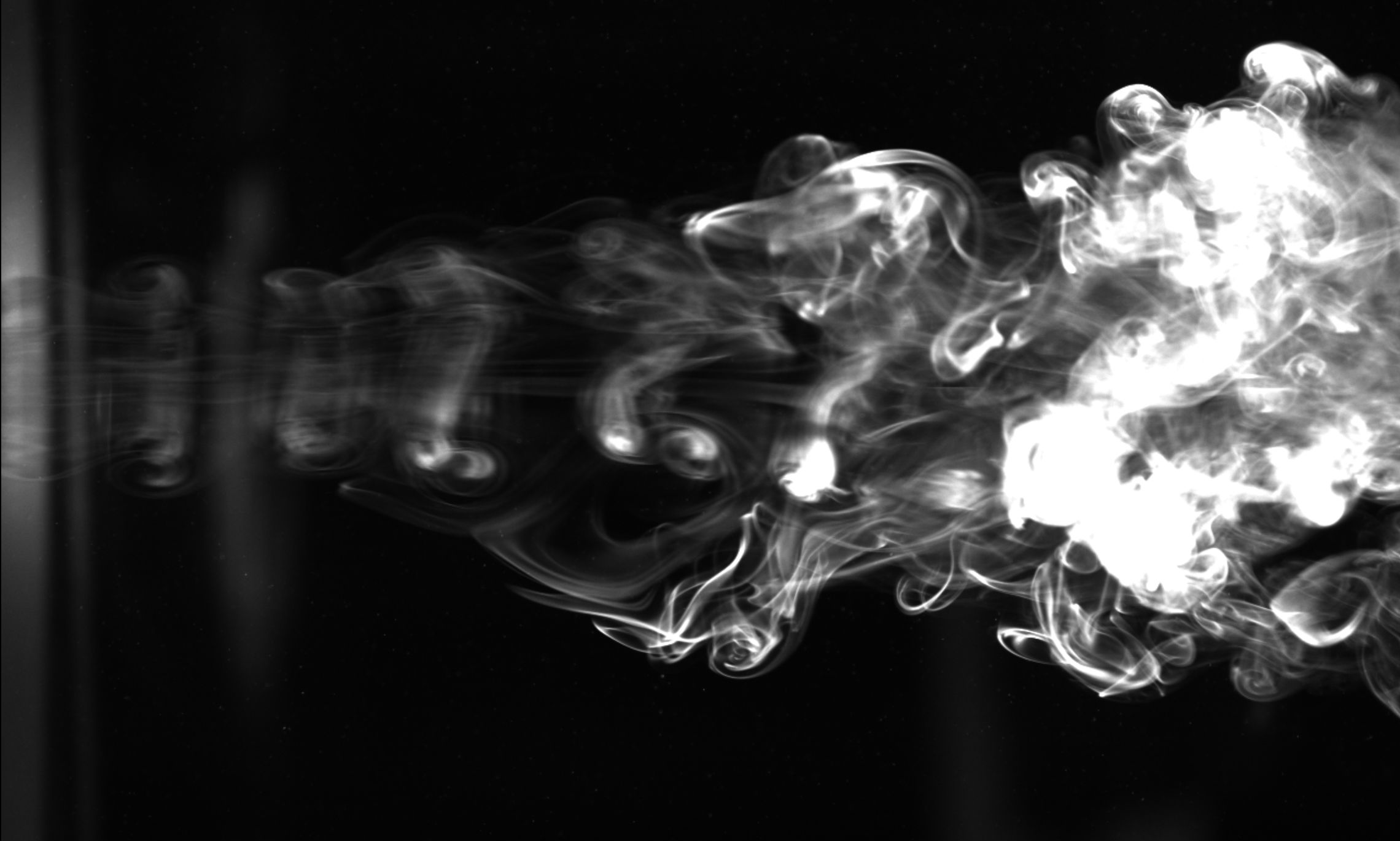Turbulens, visualiseret ved hjælp af røg. Bevægelsen er fra venstre mod højre, hvor hvirvler udvikler sig til stadig mere kompleks turbulens.